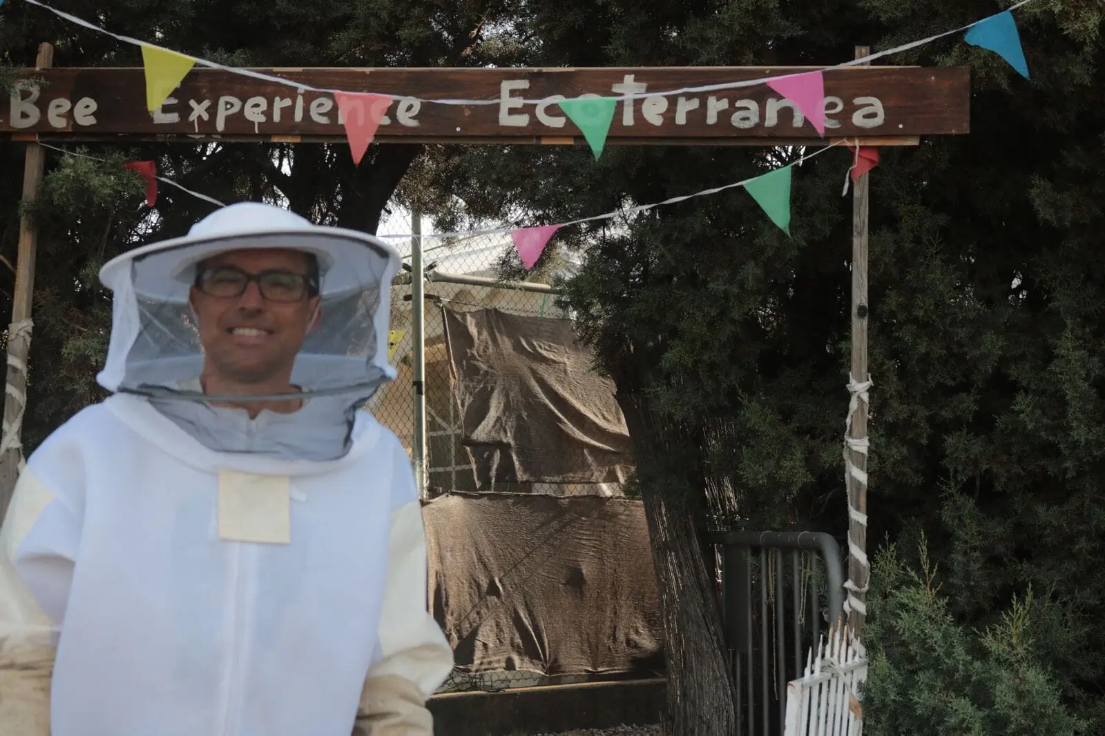 Apicultor de Ecoterránea con traje de apicultura en la experiencia Bee Experience
