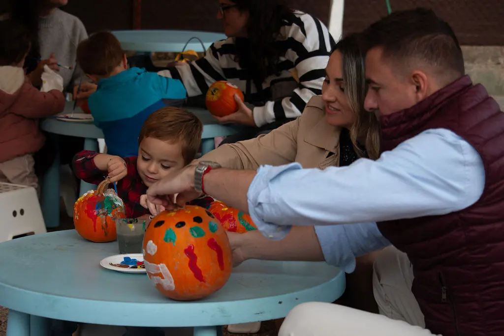 Familia decorando calabazas juntos