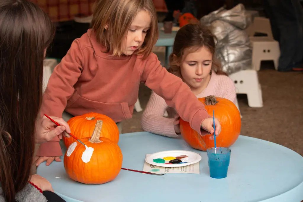 Niñas decorando calabazas
