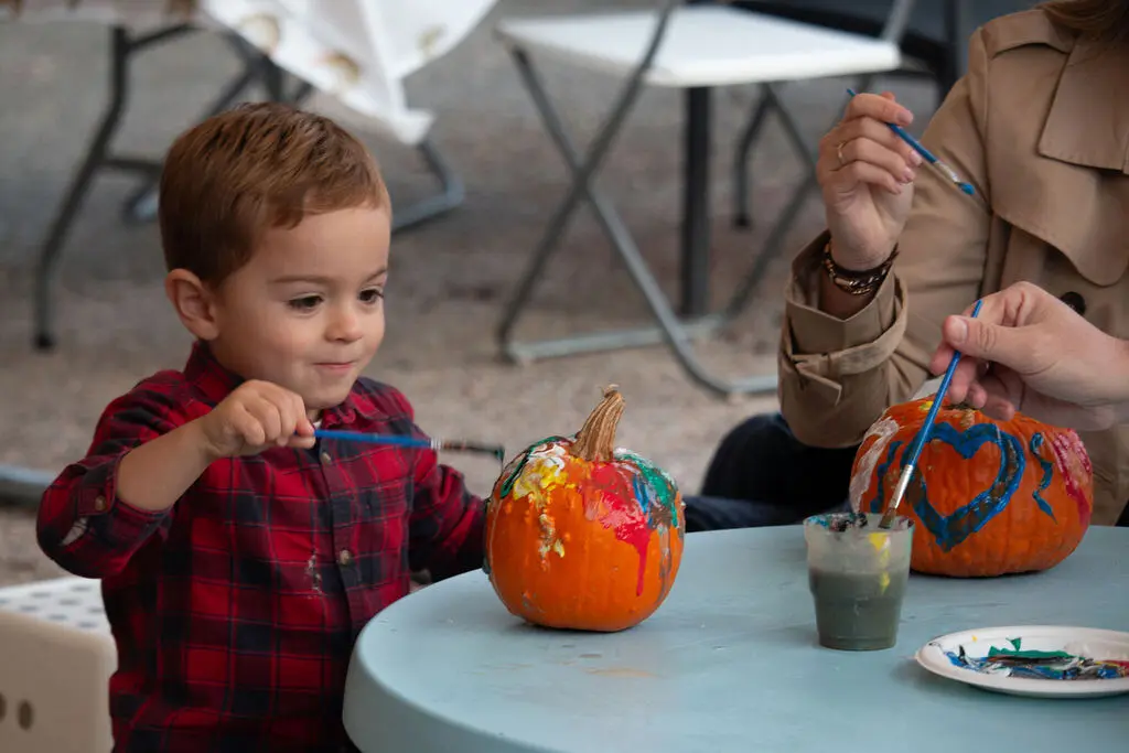 Niño decorando su calabaza