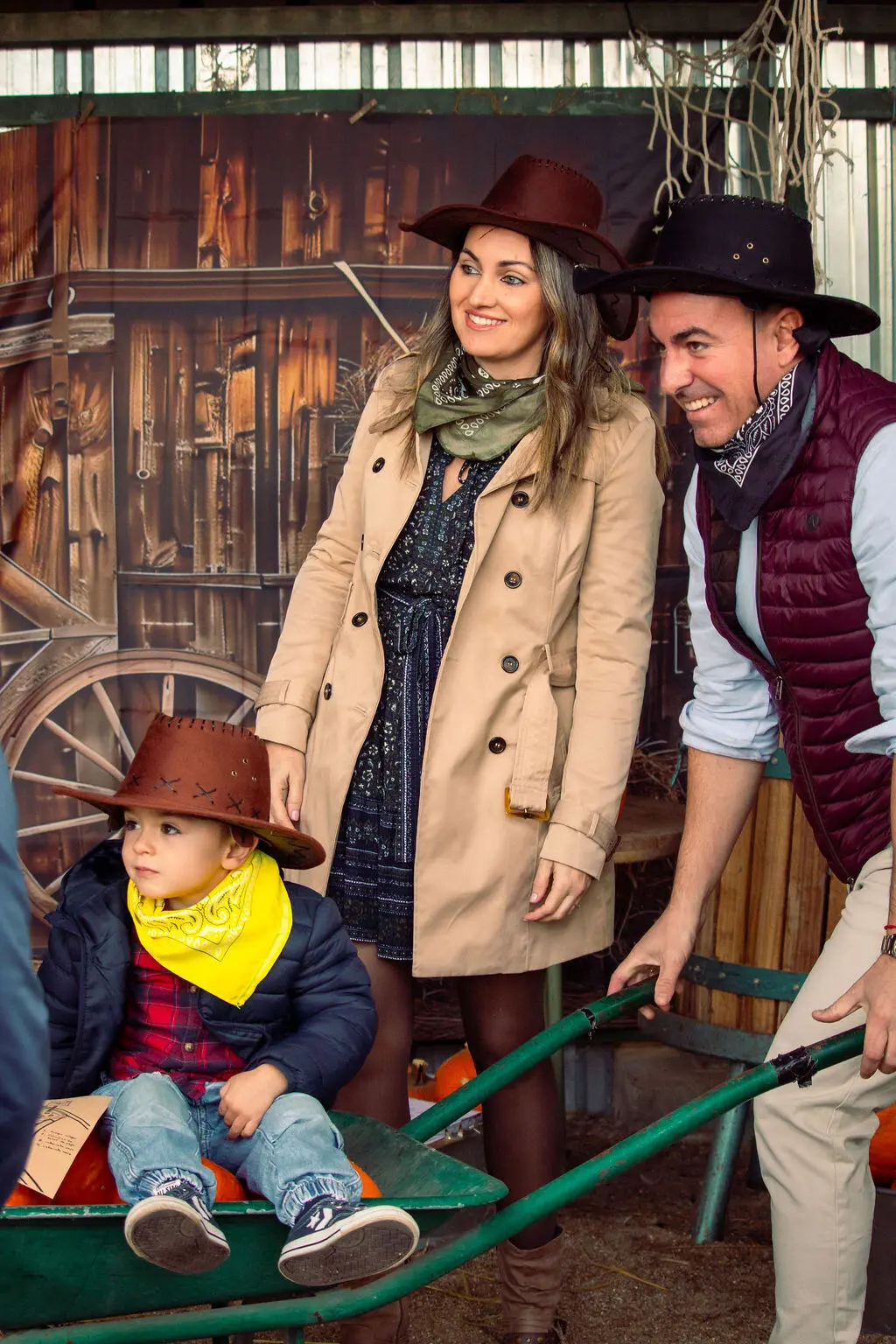 Familia disfrazada de vaqueros