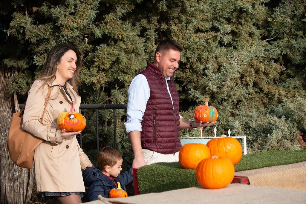 Familia con sus calabazas decoradas