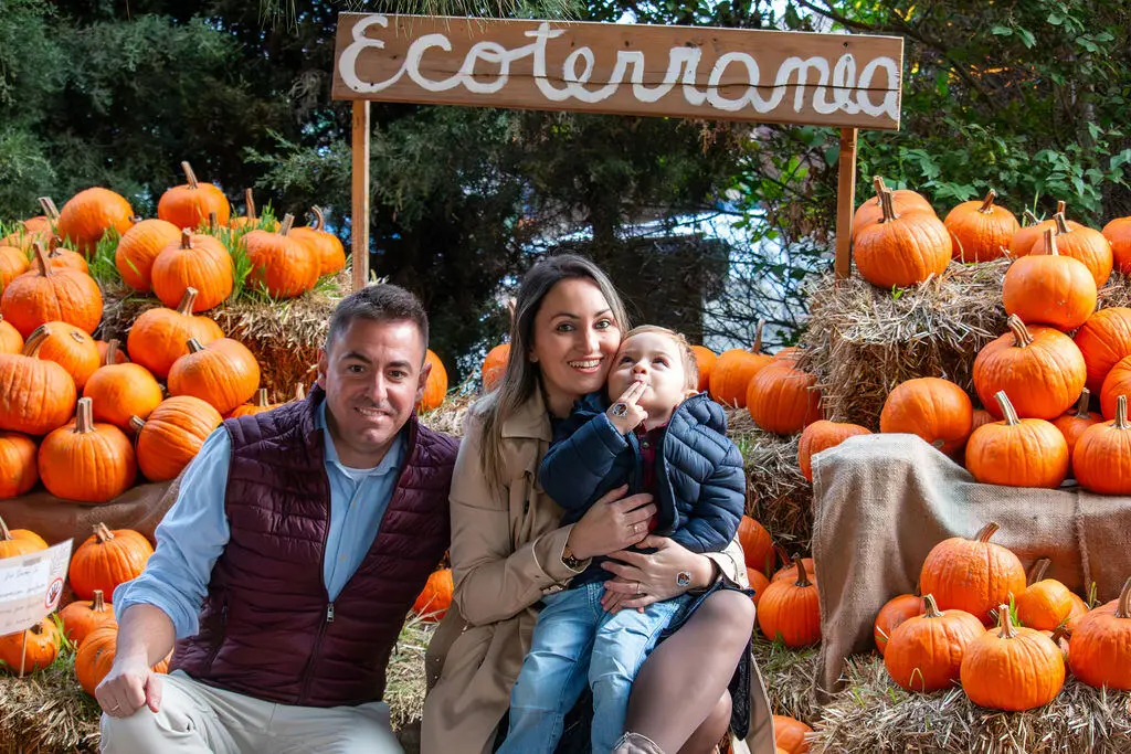 Familia en el fotocall de Ecoterránea