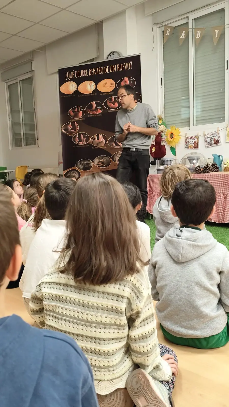 Alumnado observando el nacimiento de pollitos de Gallina Castellana Negra en el aula