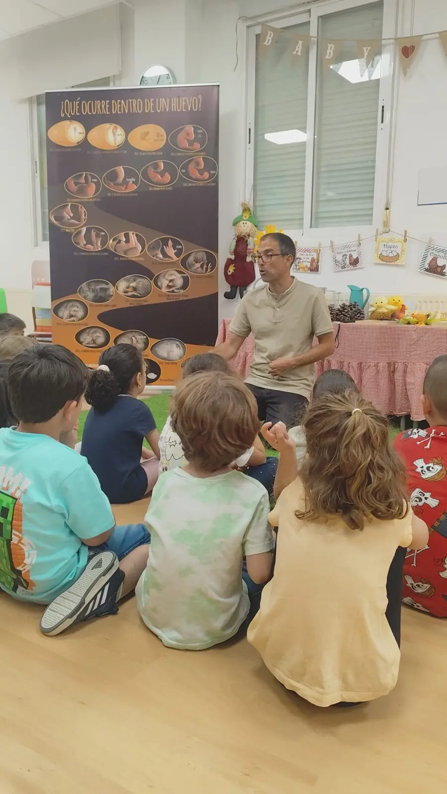 Educador de Ecoterránea explicando el desarrollo del huevo al alumnado en el aula